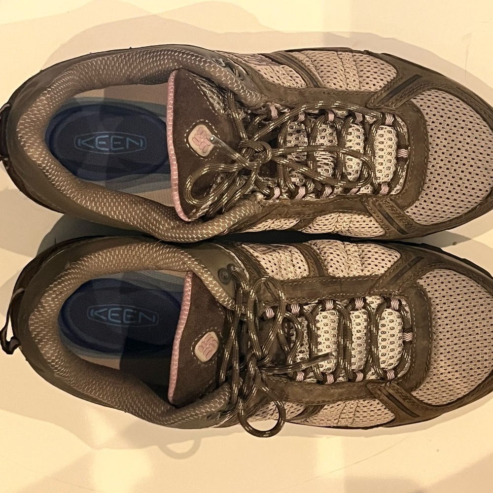 Columbia Brown and Cream Athletic Shoes for Outdoor Adventures - Picture 2 of 6